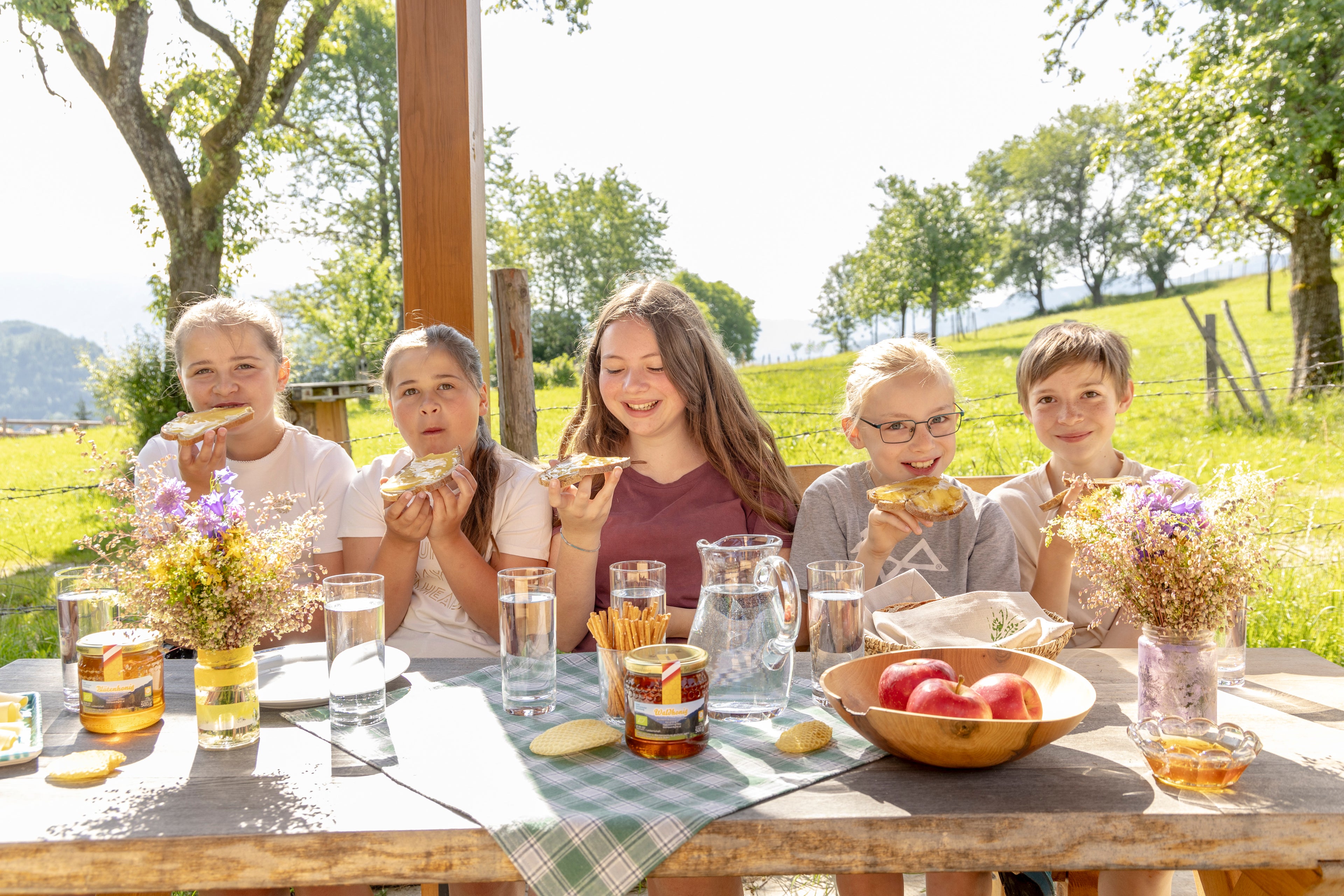 Honigbrot essen - Kinder - BioImkerei Blamauer